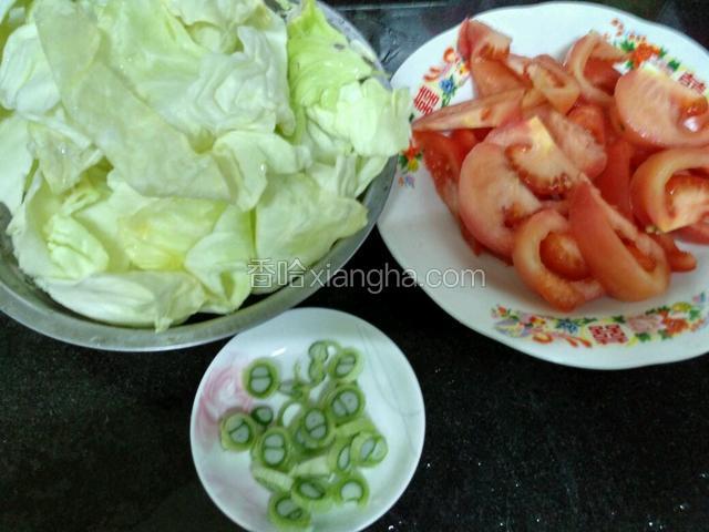 大头菜洗净撕大块，蕃茄切块，葱切花。