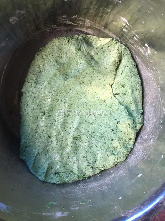 打碎的艾草加入澄粉 糖 糯米粉 揉成光滑面团 直接用打碎的艾草水就可以