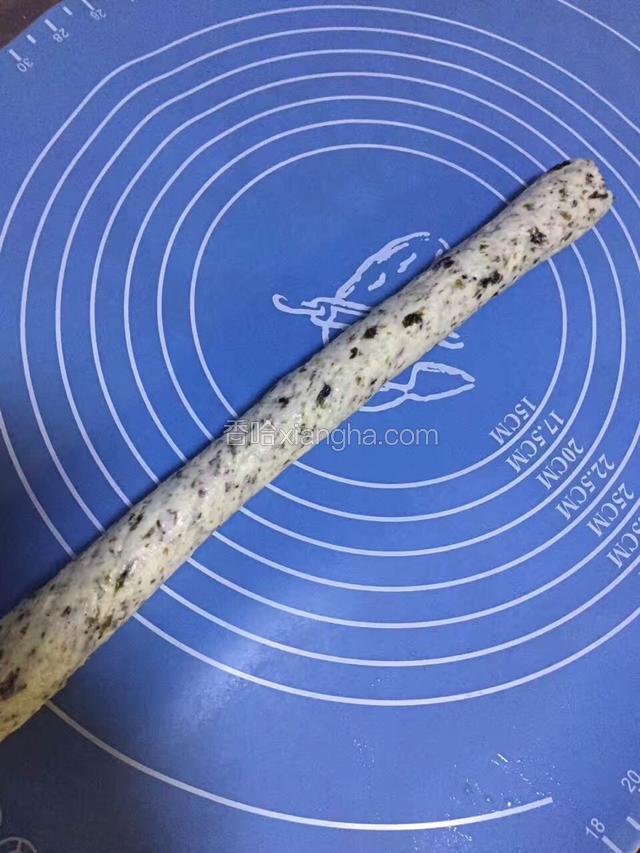 加适量海苔碎揉成面团（这步比较黏，可手上粘少许油）揉成长条