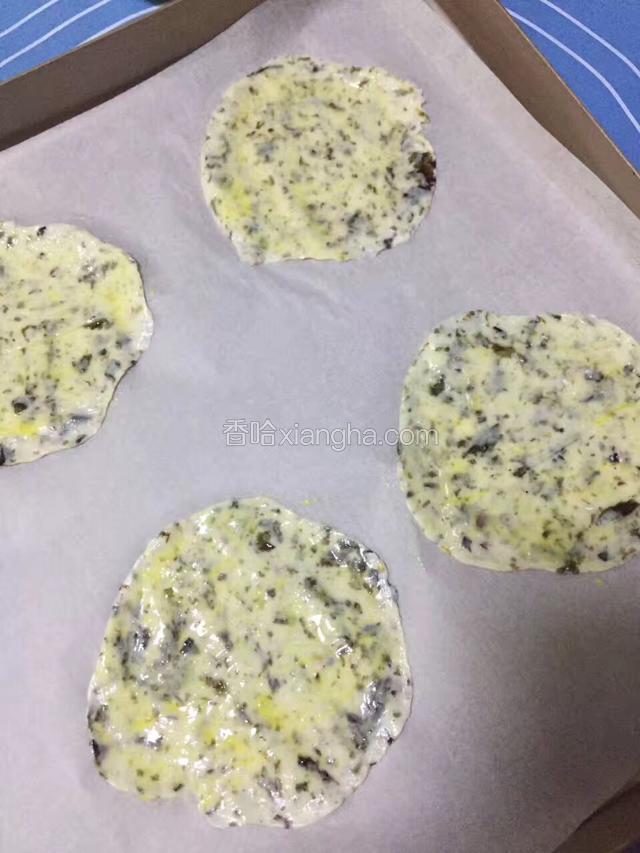 用油纸擀成薄片，刷蛋液，烤箱预热170，15分钟即可～