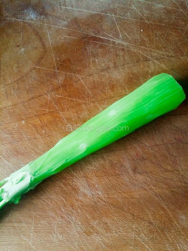 青笋笋头去皮儿