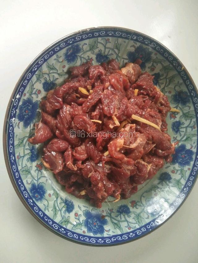 牛肉切成小薄块，放入姜丝，蒜沫，酱油，生抽，料酒，盐腌制十分钟左右即可。