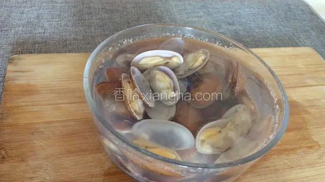 开口的花甲挑出来，冲洗干净里面的泥沙
