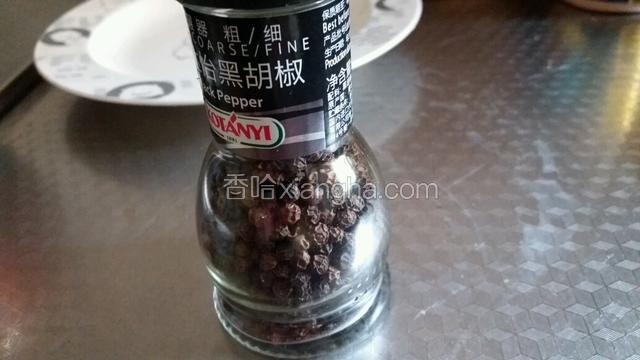 准备适量初榨橄榄油和研磨黑胡椒