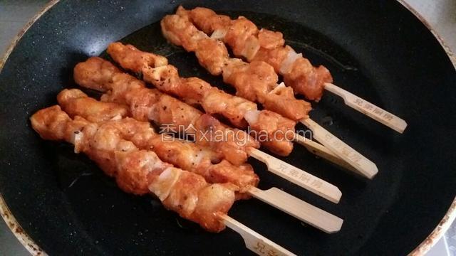 平底煎锅置于火上（小火），把解冻好的骨肉相连依次码入锅中。淋入橄榄油。小火慢煎，一面微焦翻面煎另一面。煎的过程中洒入研磨黑胡椒碎。