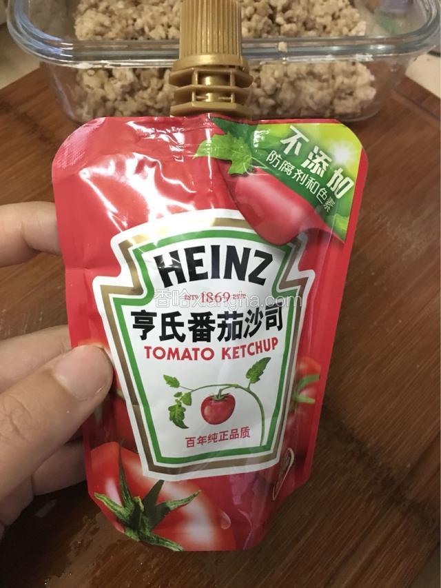 倒入番茄酱翻炒均匀，加入适量盐、胡椒粉调味