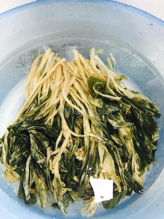 利用面团发酵时间浸泡梅菜干，清洗干净。