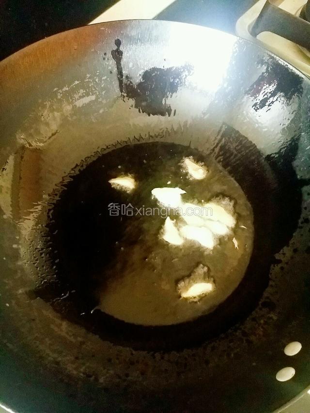 热锅凉油放入蒜和生姜煸出香味