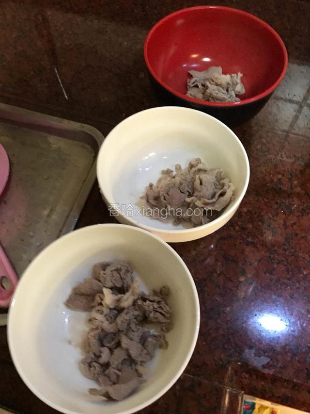 倒入碗中（我是做给三个孩子吃的，分成三碗。）
