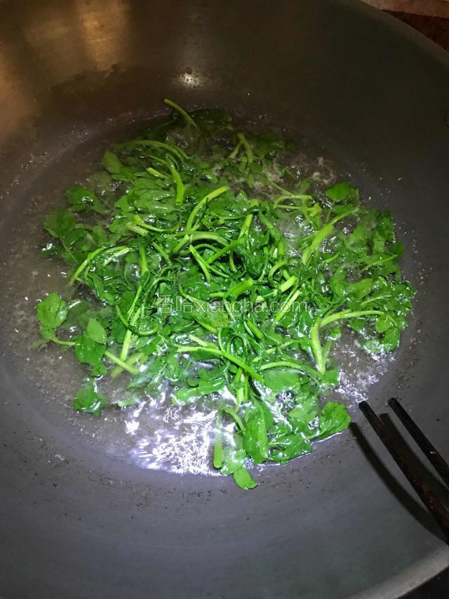 煮至软，放入一勺鸡粉，两勺盐，一勺蘑菇粉。自己也可以尝一下味道，不足再增添。