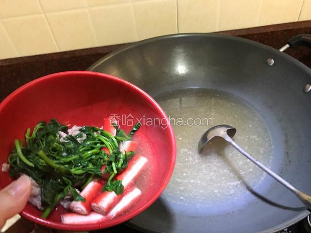 菜熟捞出放碗中，加入汤。完成！
