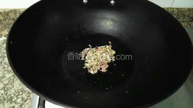 放入香菇和火腿肠炒熟。