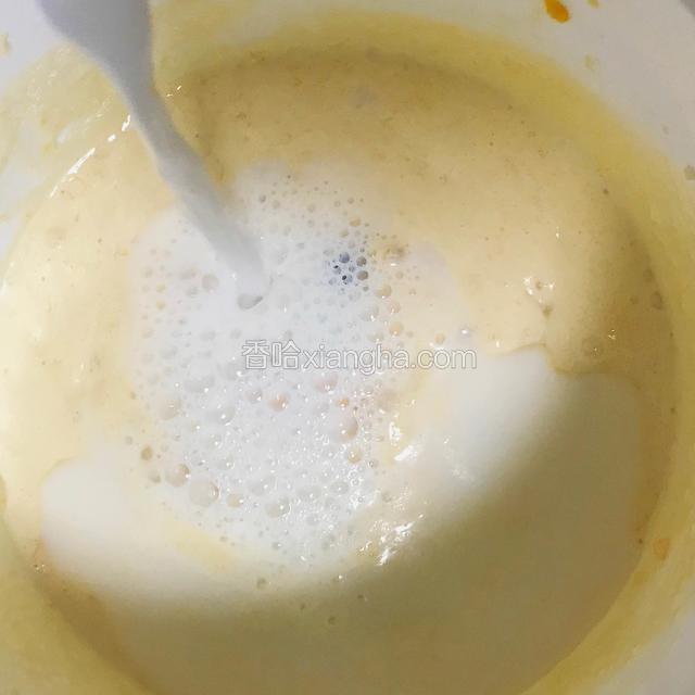 倒入椰奶和西米轻微搅拌