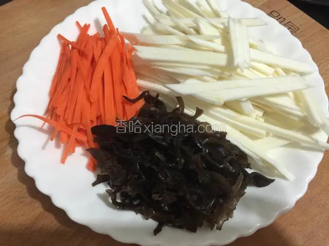 把茭白，黑木耳和胡萝卜切成丝。