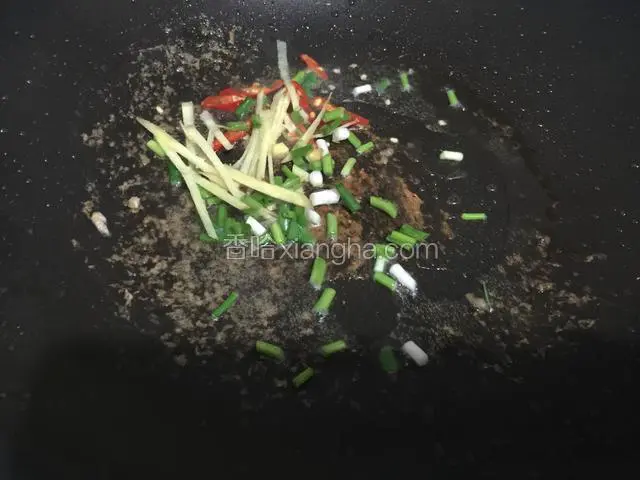 锅里留油放入葱姜和辣椒煸香。