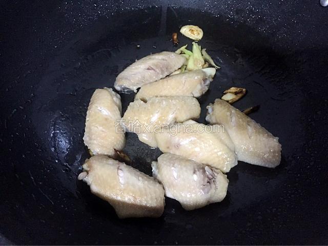 放入鸡翅翻炒片刻