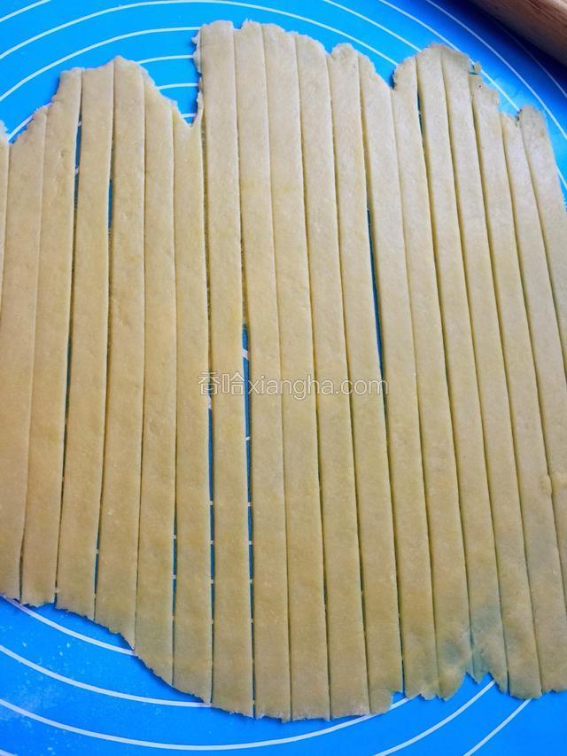 剩下一半饼皮也擀成薄饼状，然后切成1厘米宽的长条（建议用切披萨用的滚刀切，切的又整齐又方便）