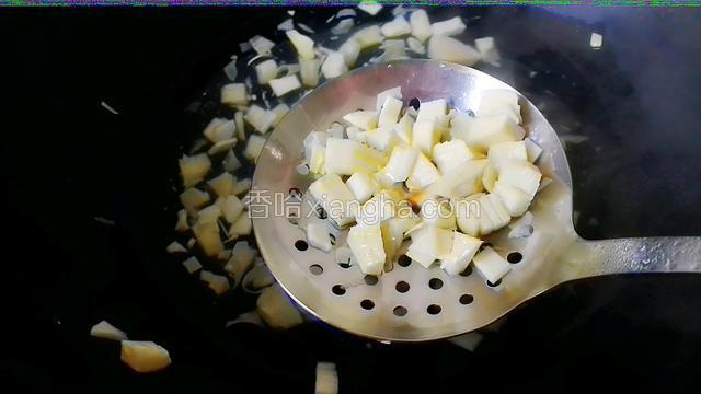 起锅放清水煮开倒入冬笋淖水2分钟。