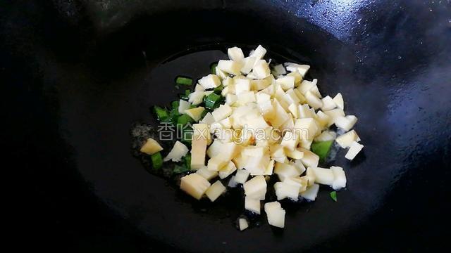 起锅倒油爆香葱末，放入冬笋煸炒。