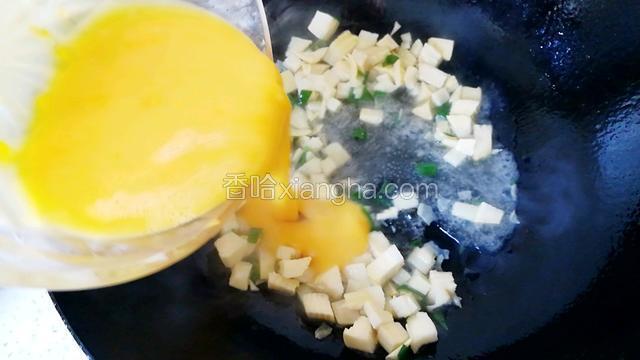 倒入鸡蛋液。