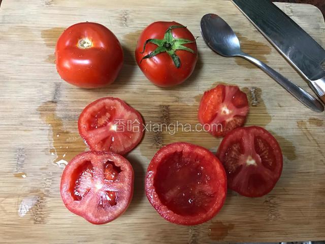如图，切掉顶部的盖，用勺子挖出果肉。（果肉可以直接吃掉或者渍点白糖吃，不要浪费哦）