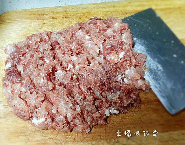 剁成肉沫。