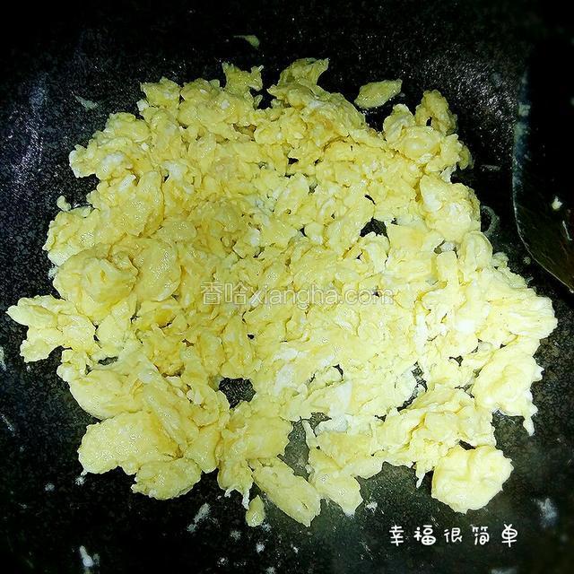 鸡蛋加适量料酒，盐，糖划散，下锅，尽量用木铲塌碎。