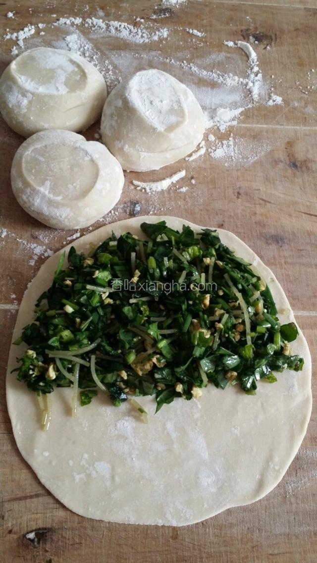 面剂擀成比饺子皮稍厚的面片，半边铺上拌匀的馅（如图）