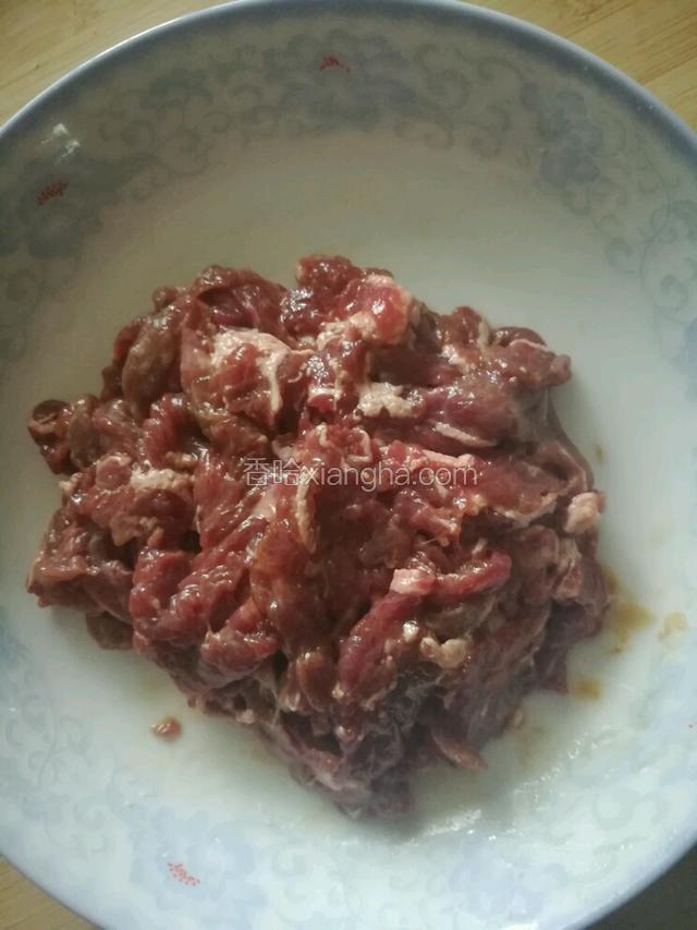 牛肉加生抽，淀粉，植物油抓匀。为炒吃嫩滑的牛肉，下锅前再撒一点点盐，这样可以节省时间。