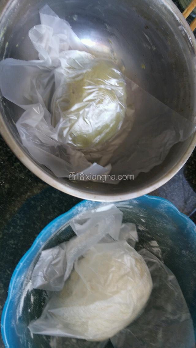 然后揉成团包上保鲜膜，接着制作油酥面团:低筋粉里加入抹茶粉和化开的猪油，混合均匀后用保鲜膜包好，两个面团松弛20分钟！