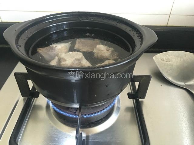 开中小火煮60分钟，中途需再加一次水