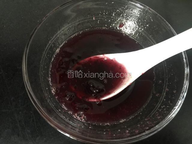 蓝莓酱加入少许的蜂蜜水搅拌均匀。