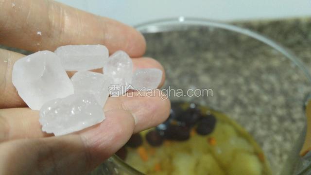 煮好后加入冰糖即可。