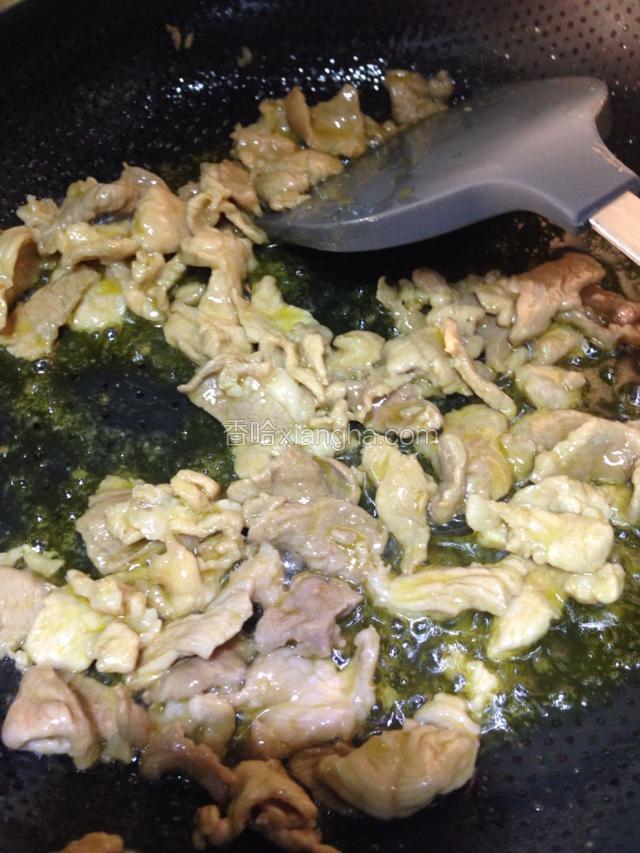 油温5成热时下肉片，划开炒至发白料酒味挥发。