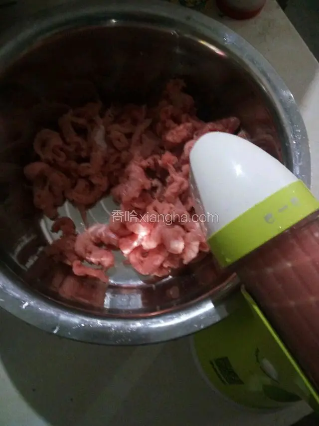 先把里脊肉洗净，放冰箱冷冻4个小时，切薄片放原汁机摇成泥，要细腻就多摇两遍（没有原汁机的可以自己剁或者去卖肉那里搅）