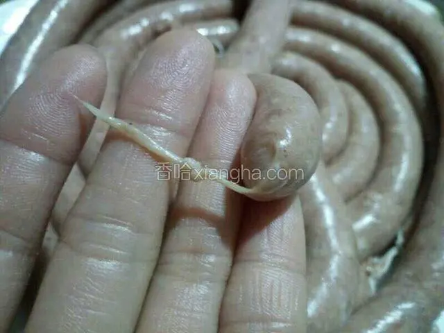 灌完后将肠衣尾部打结，不要打的太近，留一点肠衣。