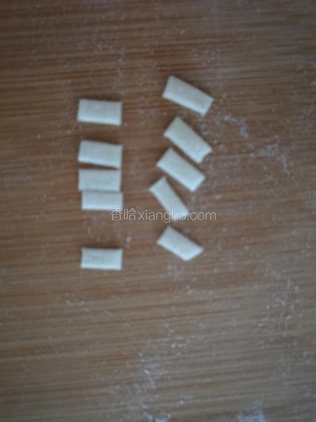 再把白面团切成2×4毫米的小条，做兔子的牙。