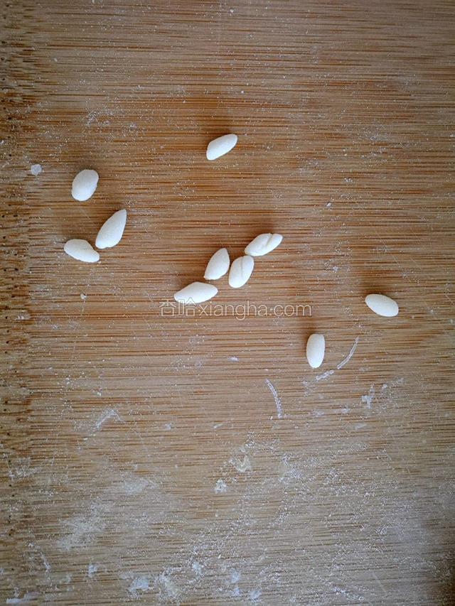 用白色面团揪成米粒大小。