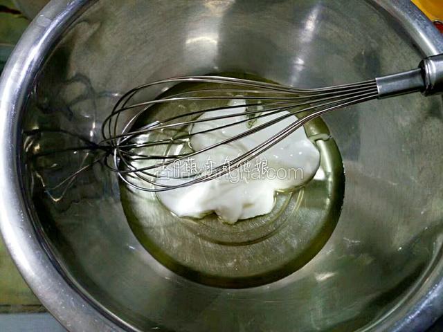 玉米油和酸奶加入搅拌盆中，用蛋抽搅拌均匀。
酸奶是浓稠型的，因为制作的时候加了白糖有甜味，所以我用了50g白糖。
原方用的无糖型酸奶，加了70g白糖。
我家不喜甜，所以用50g，你们可以用60g。