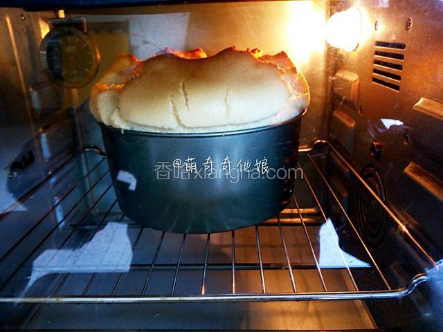 送入预热好的烤箱中下层，上下火165度40分钟。
烤箱记得提前预热，可以在打发蛋白的时候就开始预热。