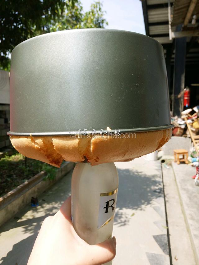 出炉后震出内部热气后立即倒扣在瓶子上冷却。