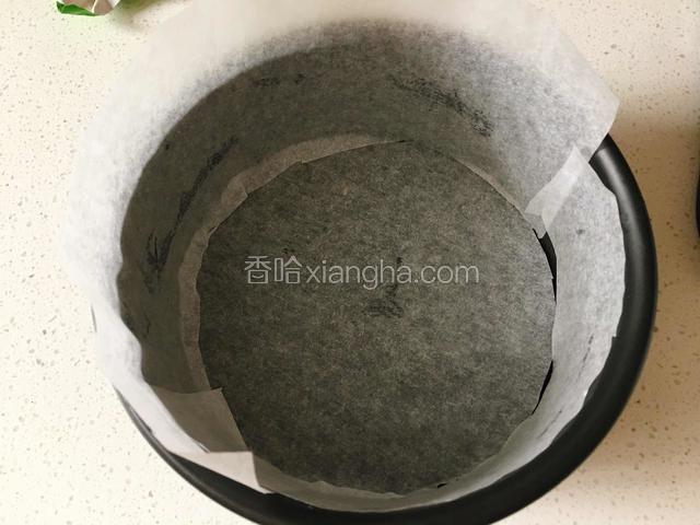 六寸圆模抹一点黄油，垫上油纸。