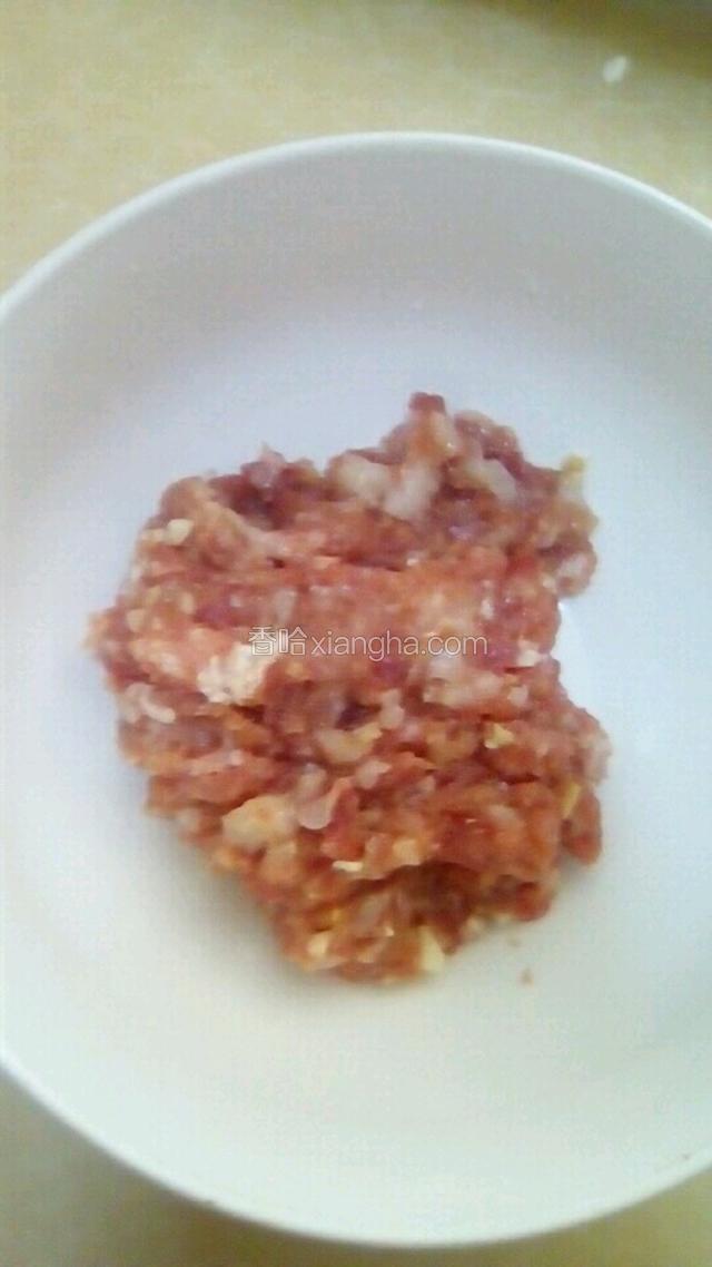 瘦肉剁碎，放盐，生抽，姜末，淀粉，油，混合搅拌，腌制十分钟