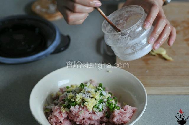 加入姜葱末，再加入盐、油、料酒、生抽调味