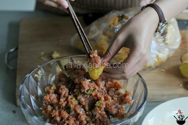 油豆腐用筷子戳一个洞，塞入肉末