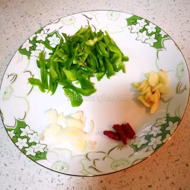 准备葱蒜青红辣椒