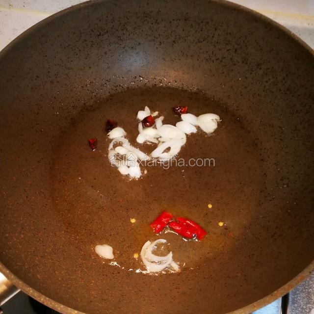 花生油八成熟爆香葱、八角（掰开）
