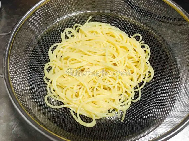 意大利面煮好后控干水份，不用过凉水。