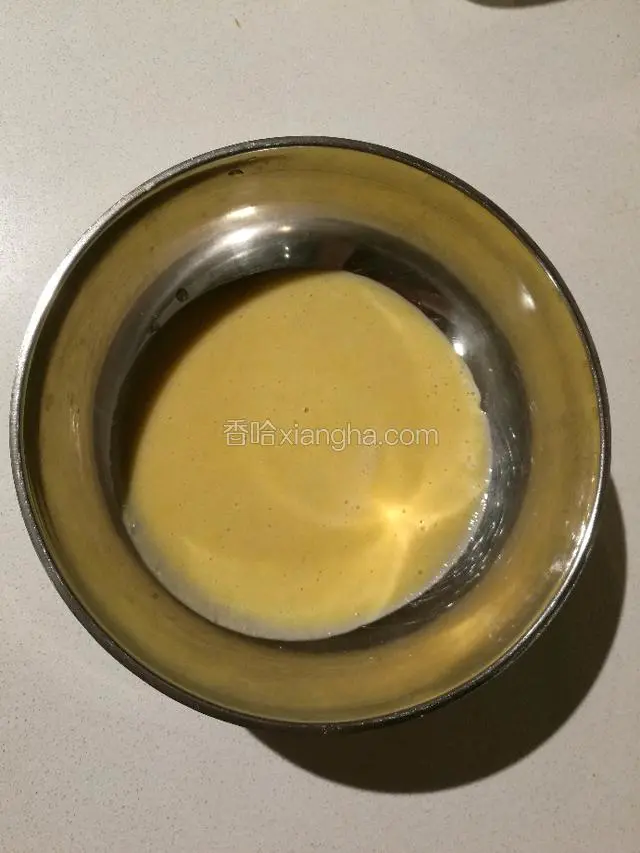 玉米面用开水烫一下。