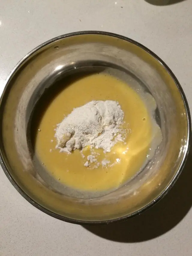 放凉加入酵母，奶粉，面粉，南瓜泥和糖搅拌成糊状。醒20分钟。